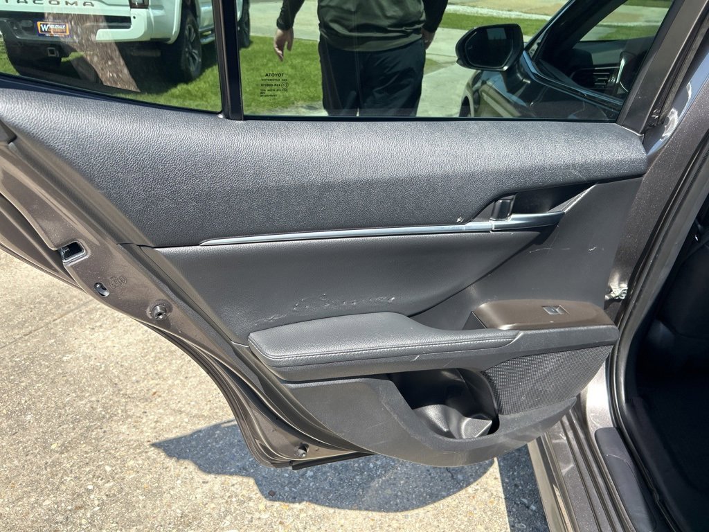 Vehicle image 14 of 27