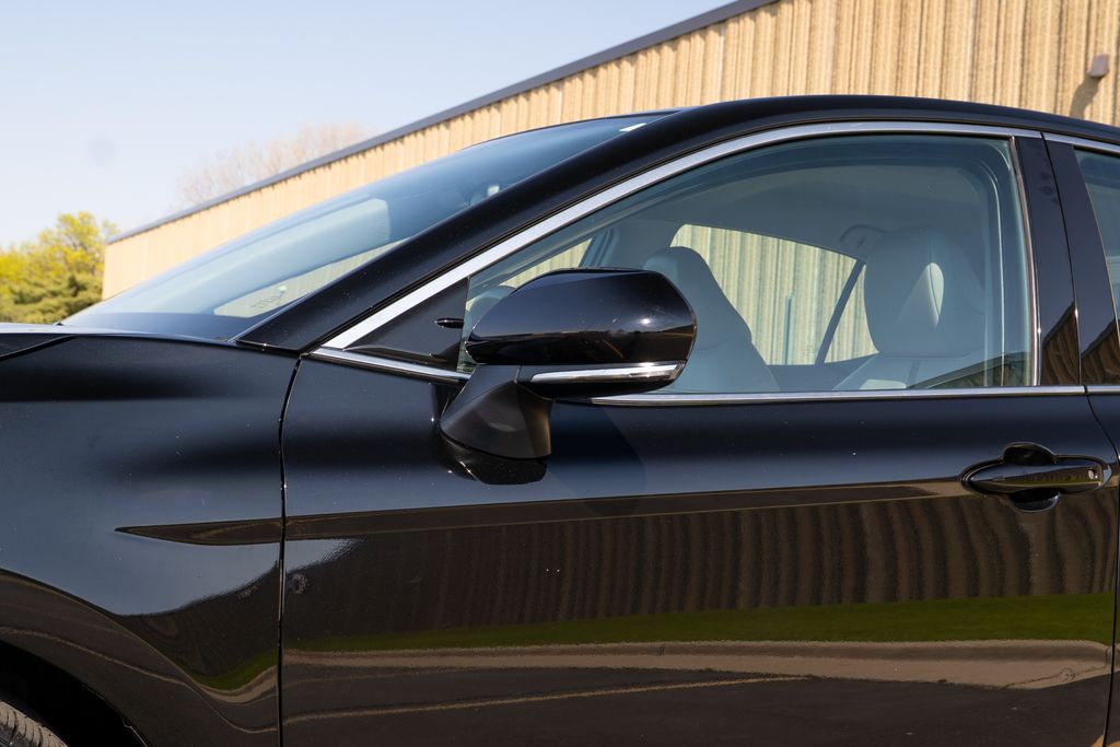 Vehicle image 33 of 36