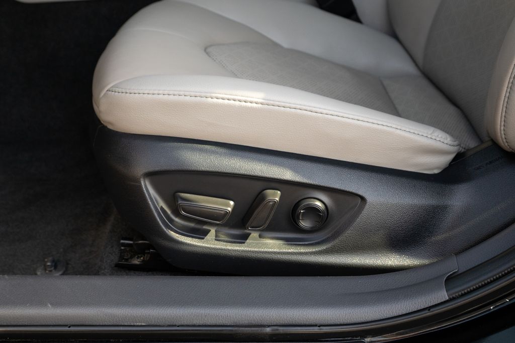 Vehicle image 34 of 36