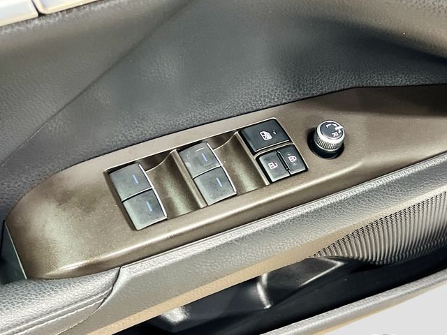 Vehicle image 17 of 31