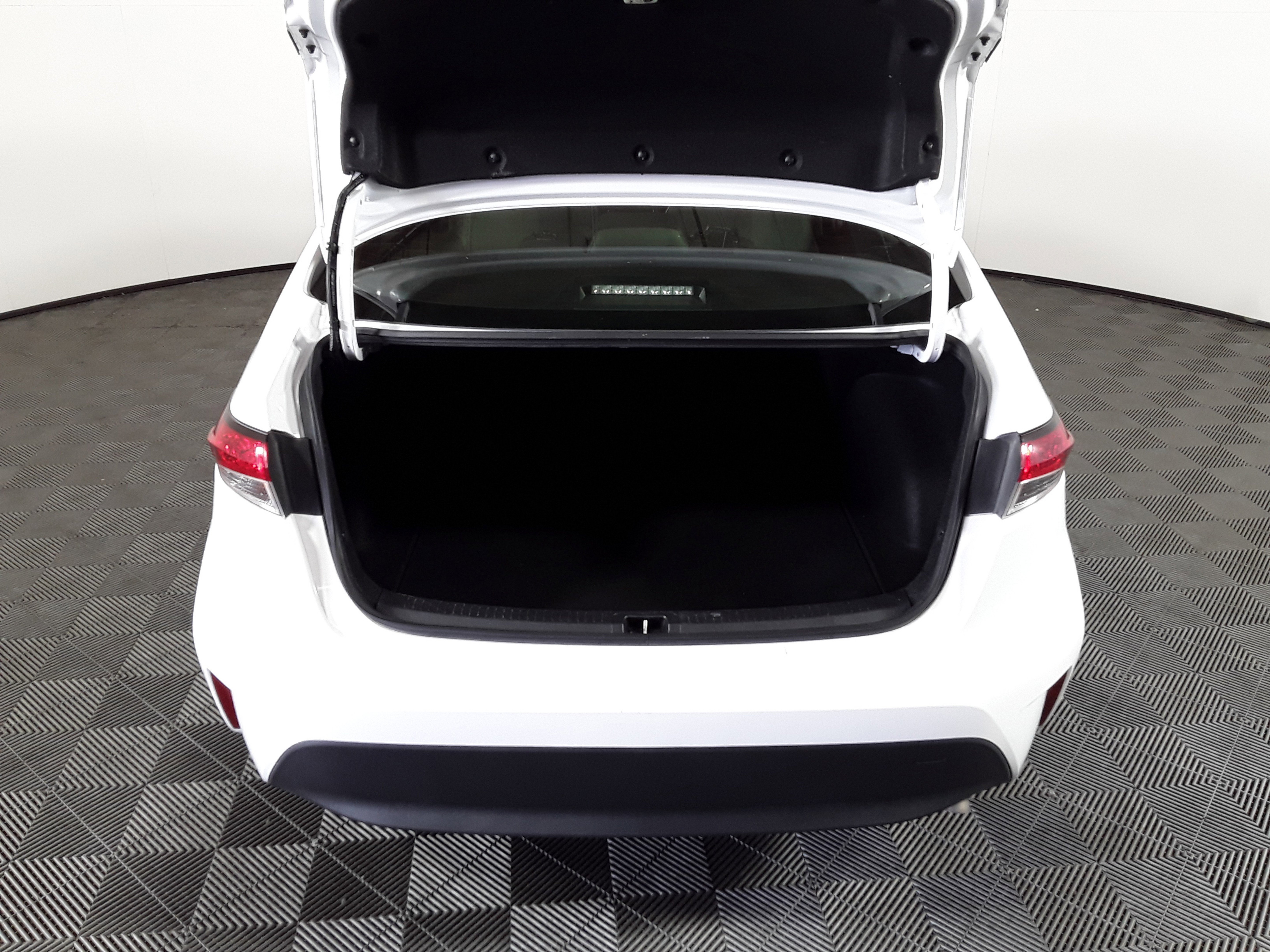 Vehicle image 7 of 22