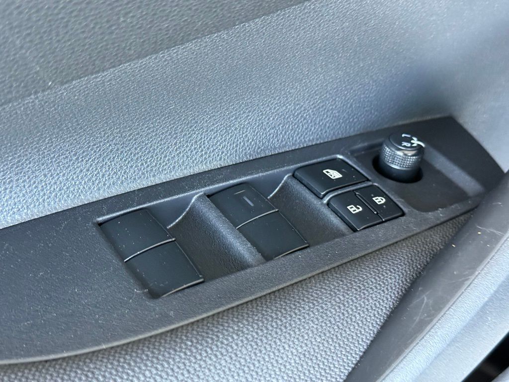 Vehicle image 19 of 33