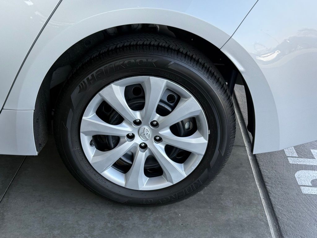 Vehicle image 16 of 33