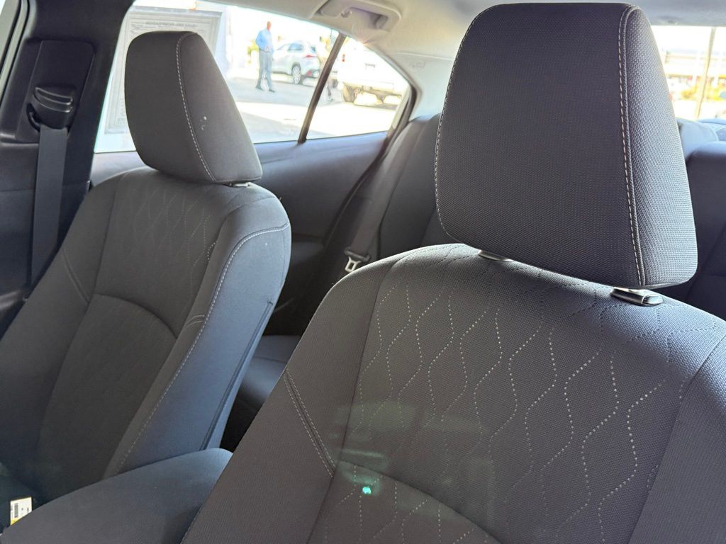 Vehicle image 21 of 33