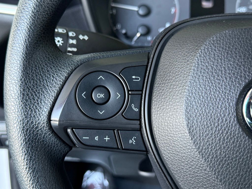 Vehicle image 23 of 33