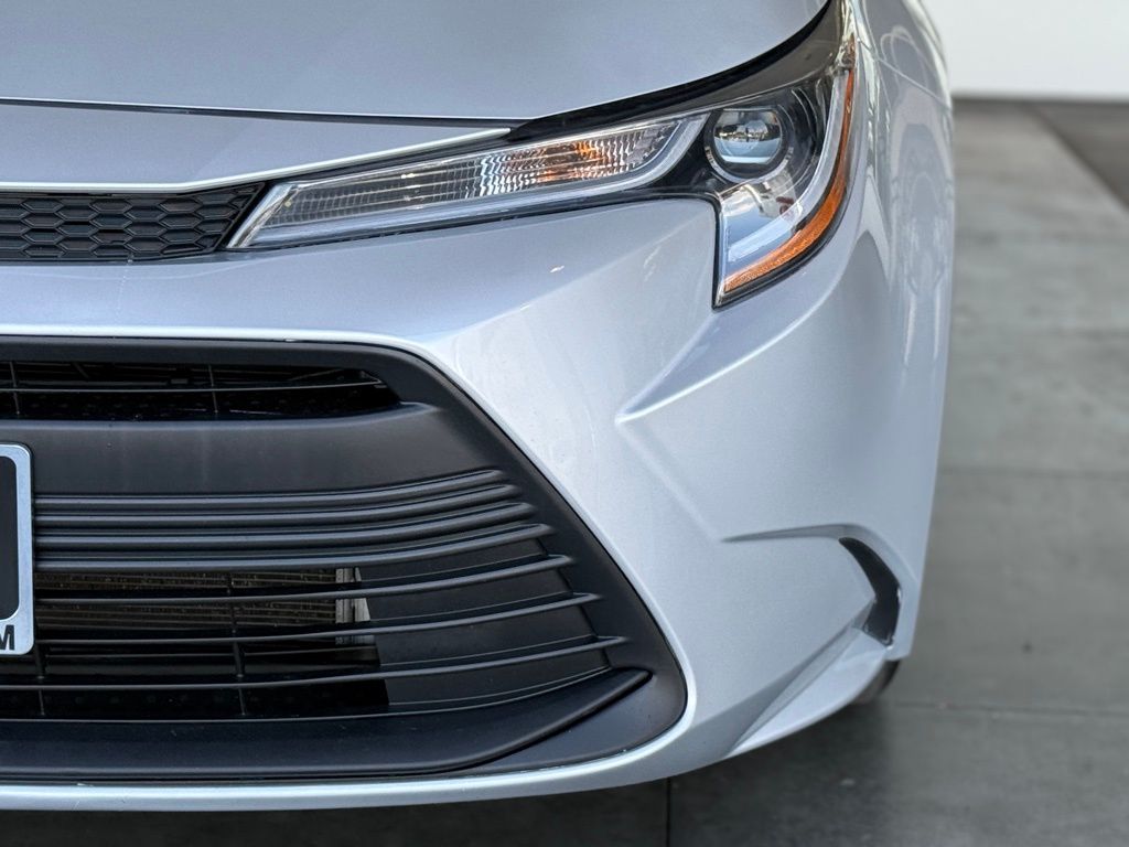 Vehicle image 11 of 33