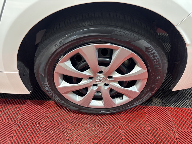 Vehicle image 23 of 28