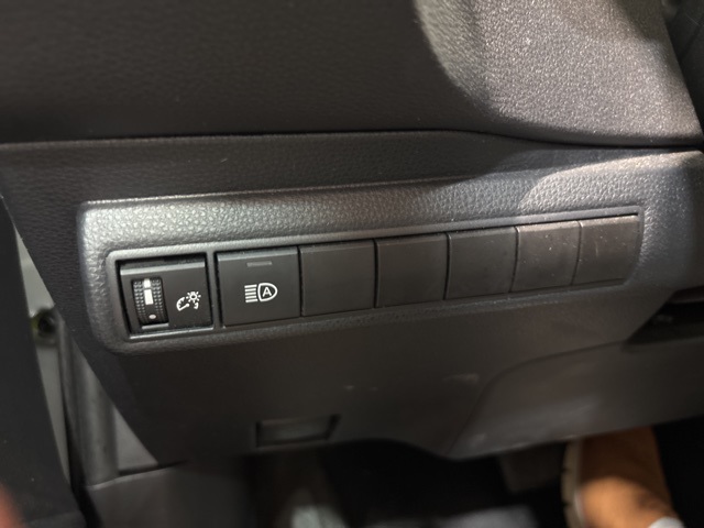 Vehicle image 17 of 28