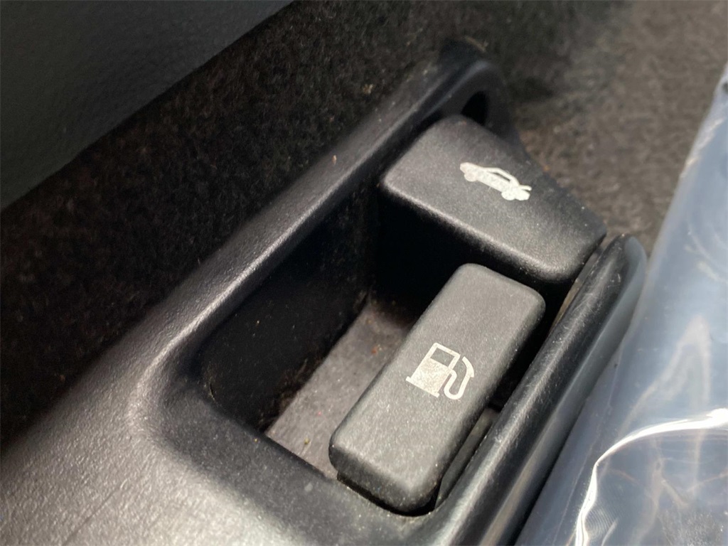 Vehicle image 33 of 35