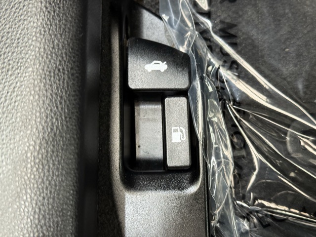 Vehicle image 28 of 39