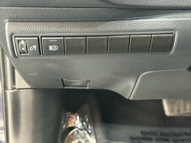 Vehicle image 32 of 39