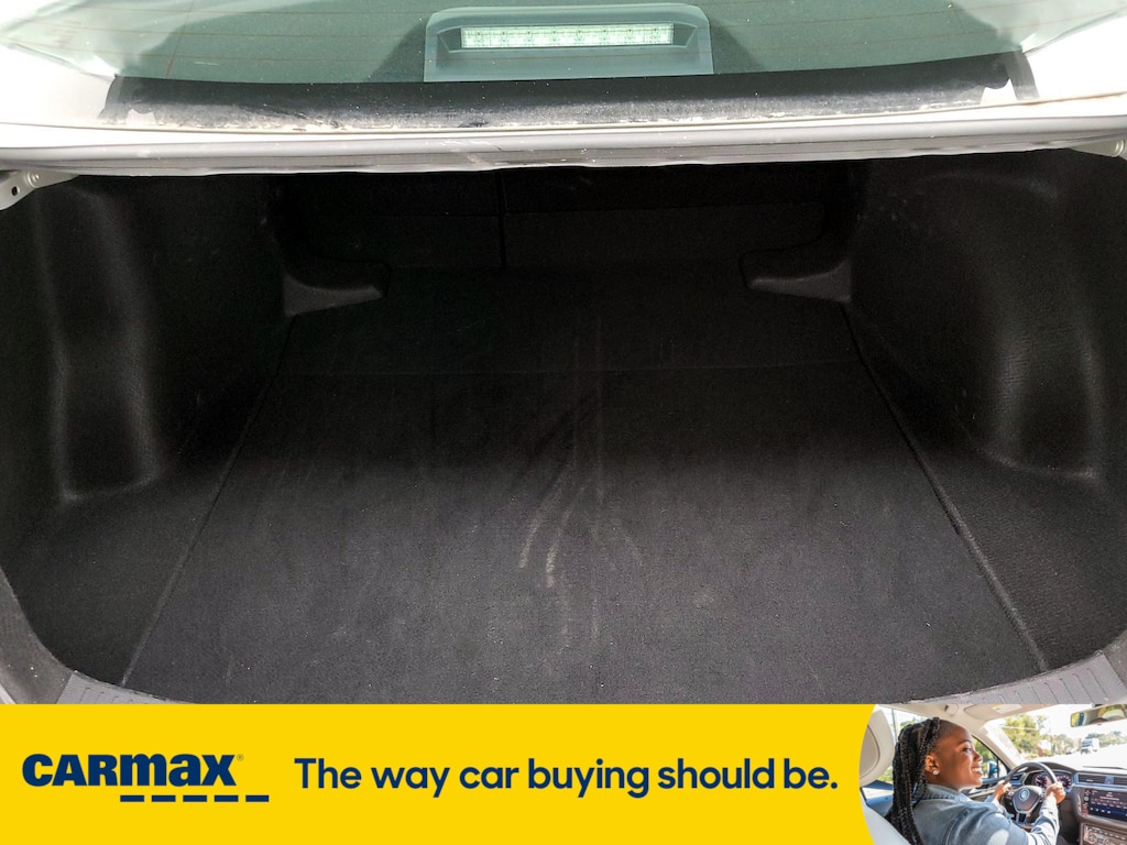 Vehicle image 25 of 27