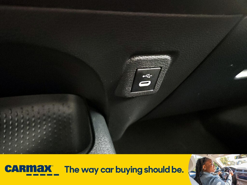 Vehicle image 17 of 27