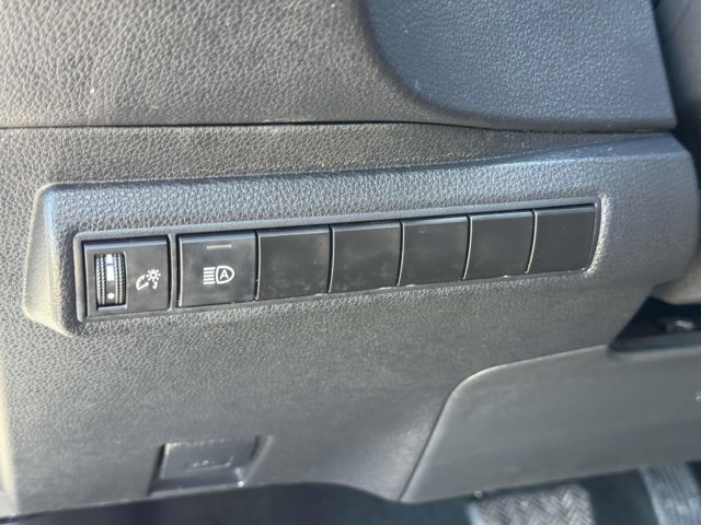 Vehicle image 11 of 27