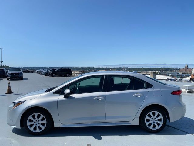 Vehicle image 8 of 21