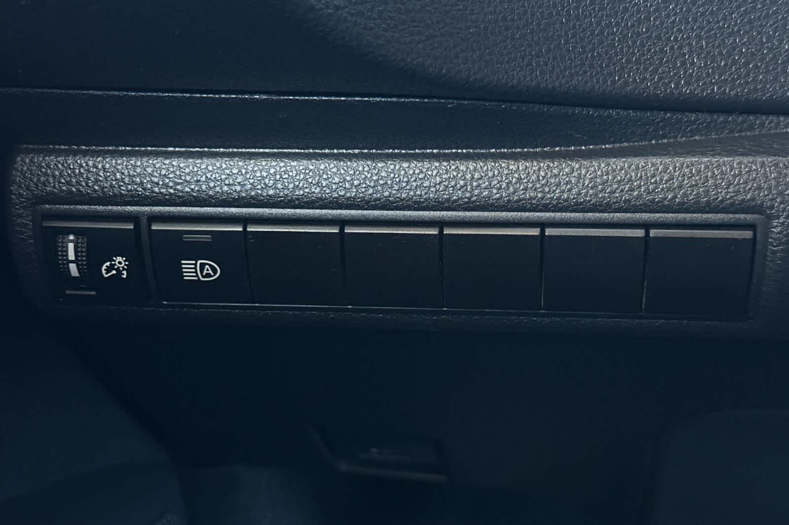 Vehicle image 28 of 32