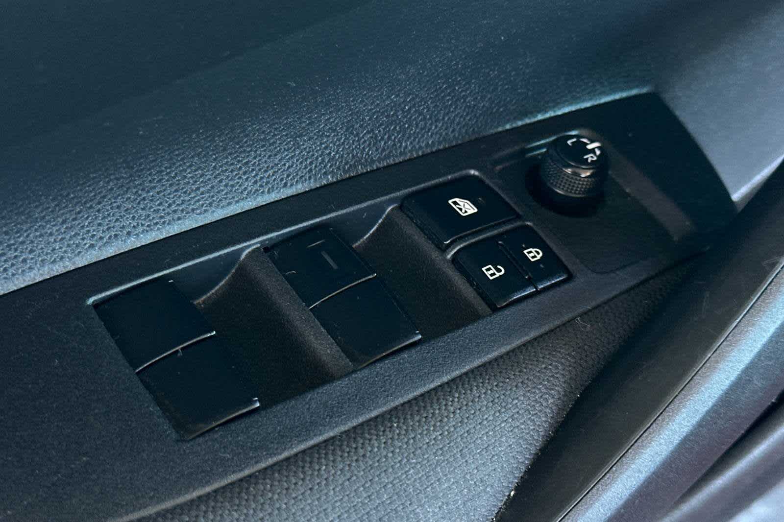 Vehicle image 13 of 32