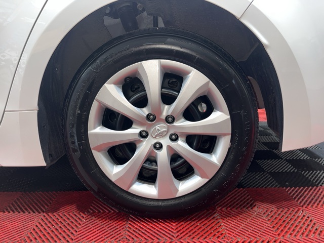 Vehicle image 27 of 43