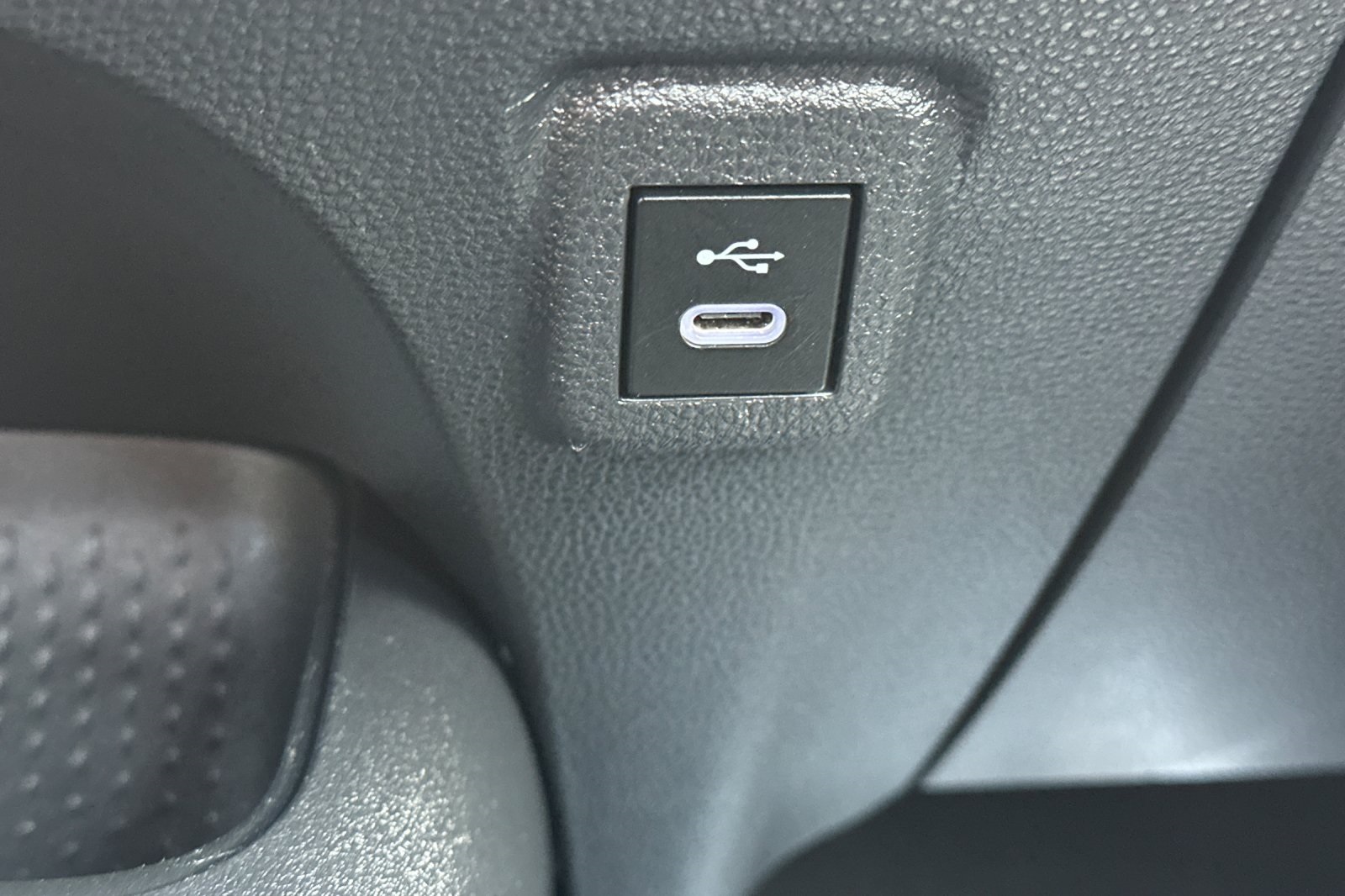 Vehicle image 27 of 28