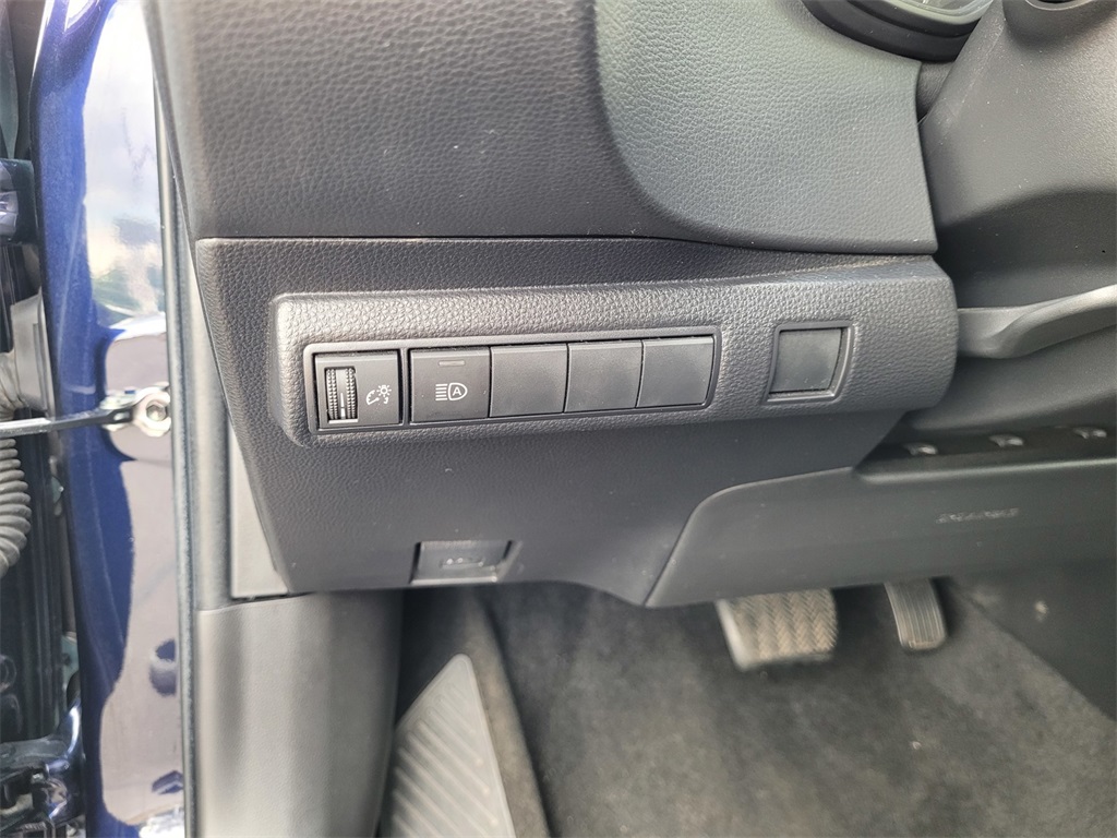Vehicle image 25 of 27