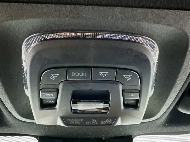 Vehicle image 21 of 25