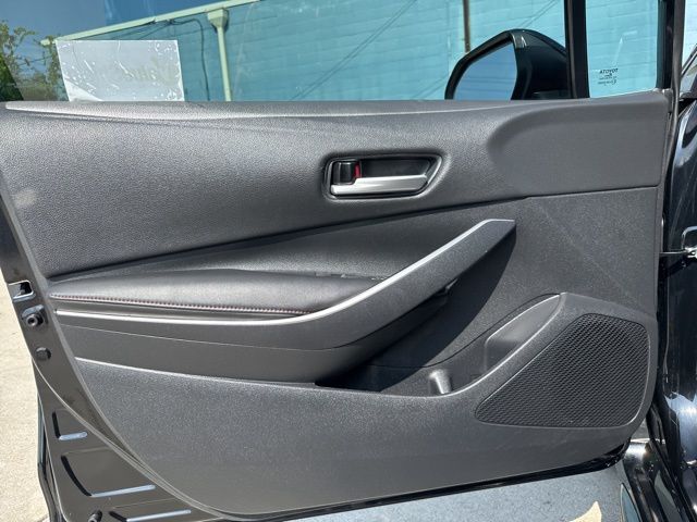 Vehicle image 27 of 33