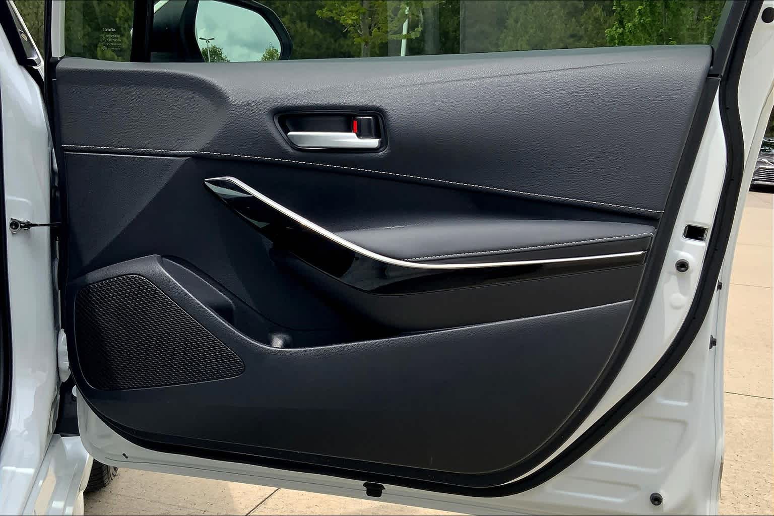 Vehicle image 21 of 32