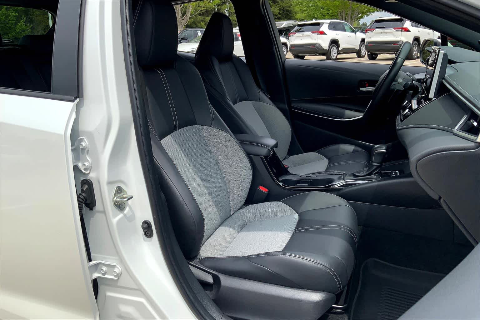 Vehicle image 10 of 32
