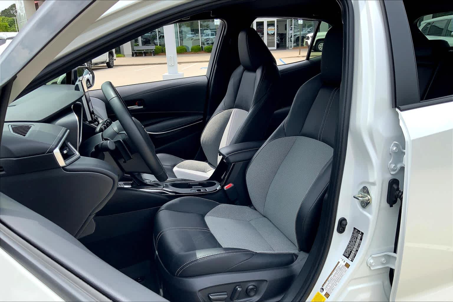 Vehicle image 9 of 32