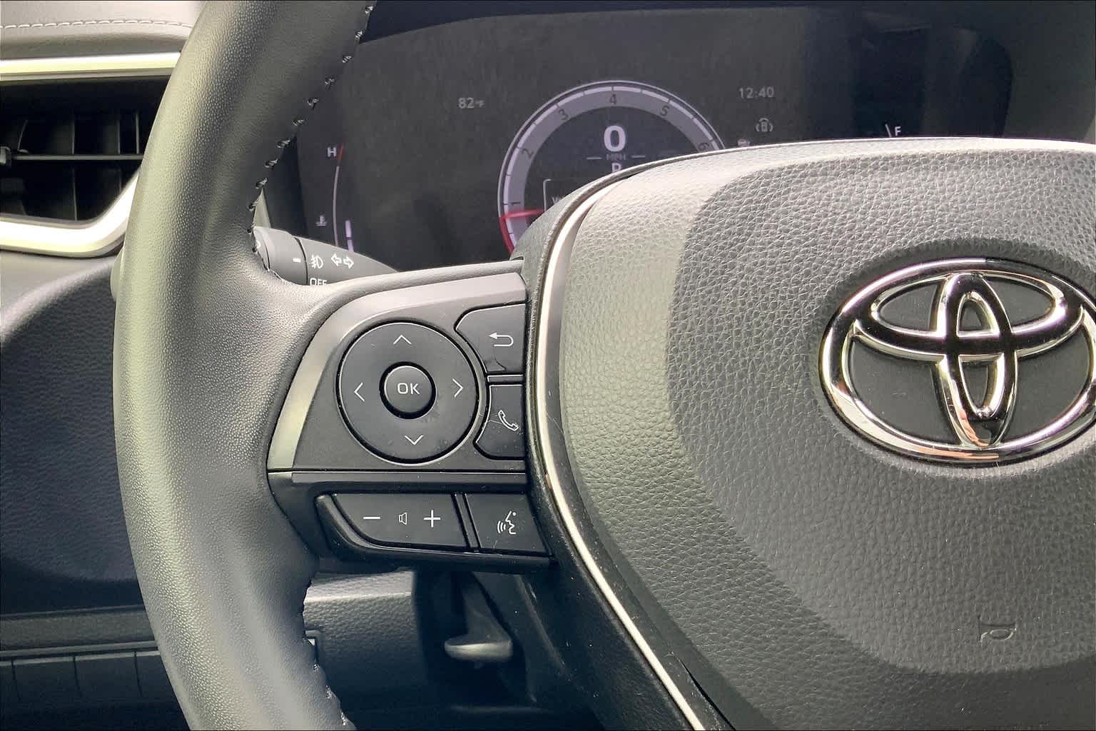Vehicle image 22 of 32
