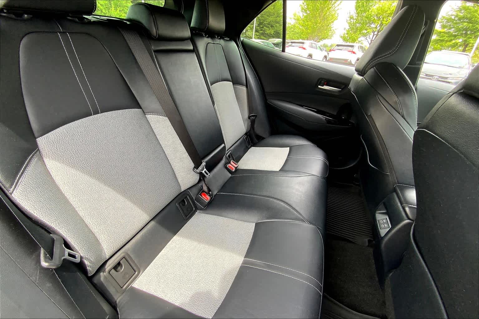 Vehicle image 18 of 32