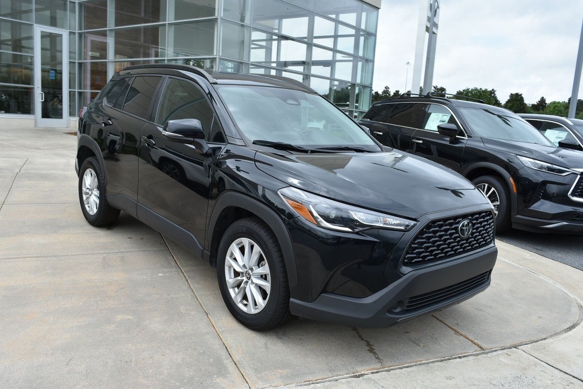 2023 Toyota Corolla Cross LE Image 6 of 35