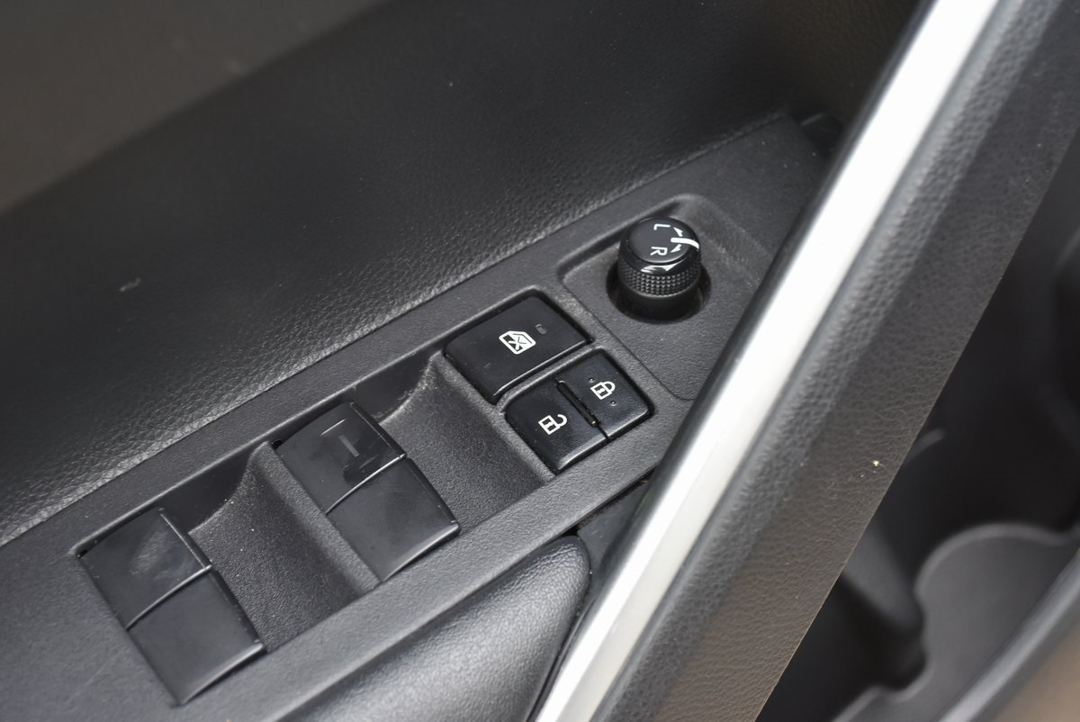 2023 Toyota Corolla Cross LE Image 28 of 35