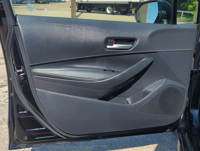 Vehicle image 21 of 32