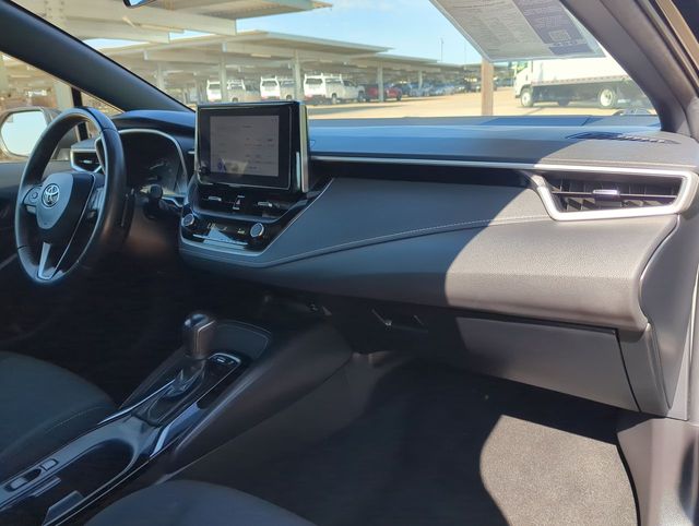 Vehicle image 27 of 32