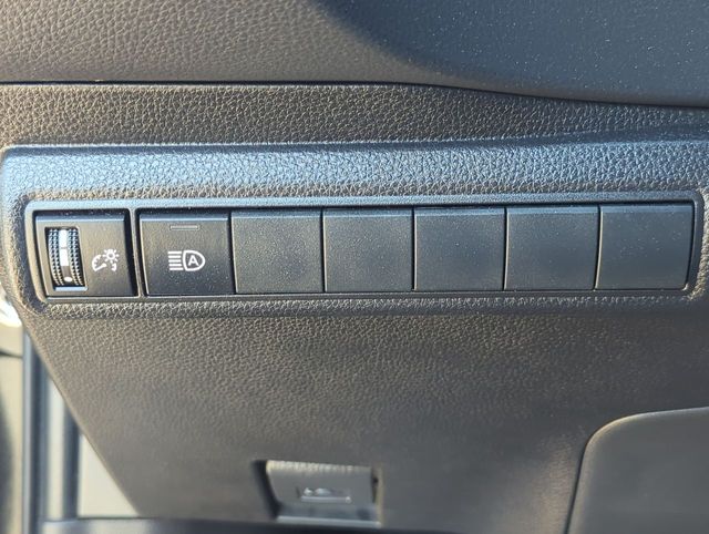 Vehicle image 17 of 32
