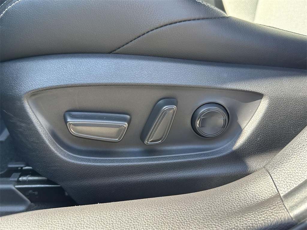 Vehicle image 27 of 37