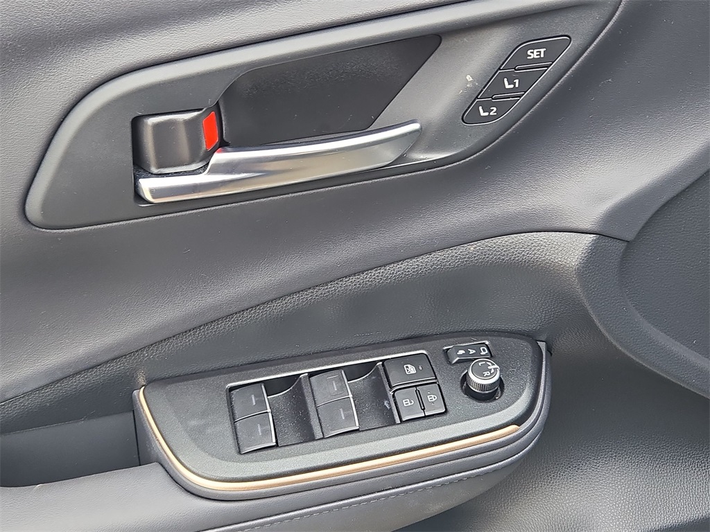 Vehicle image 22 of 32