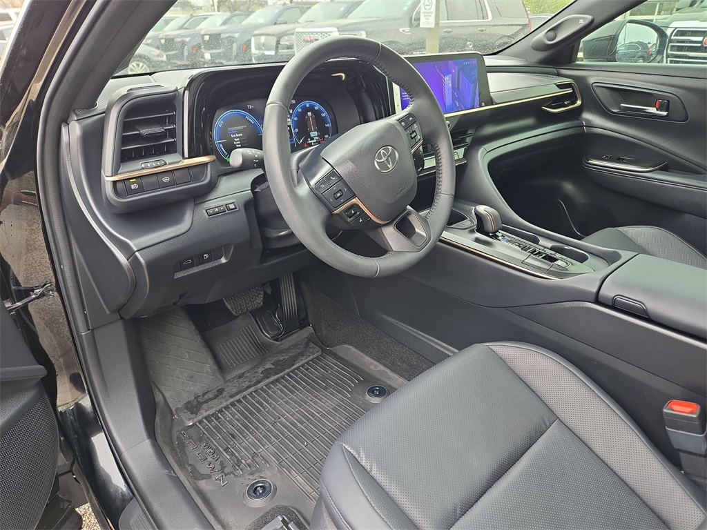 Vehicle image 10 of 32