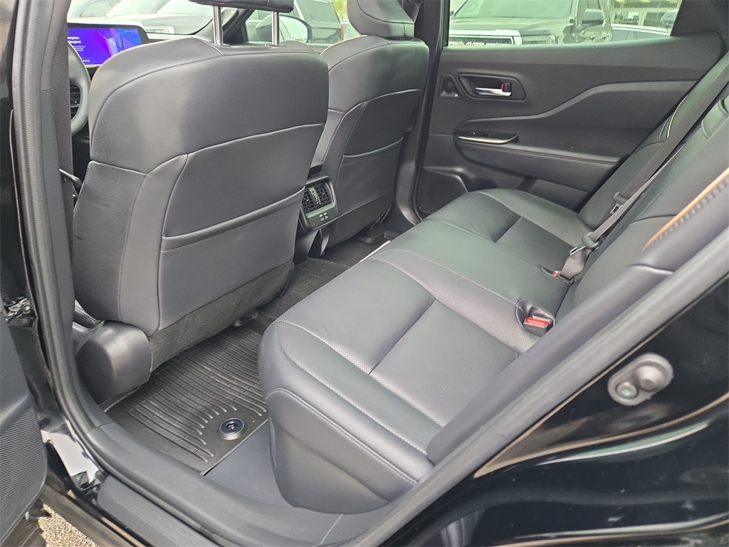 Vehicle image 23 of 32