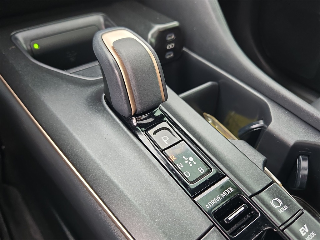 Vehicle image 16 of 32