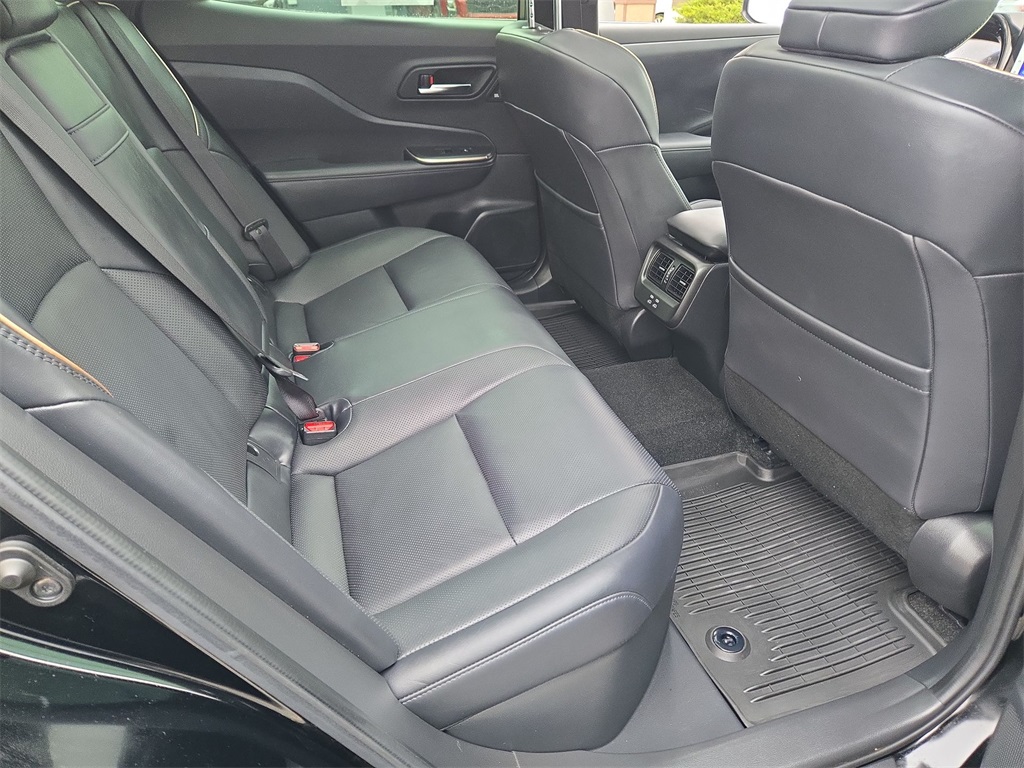 Vehicle image 24 of 32