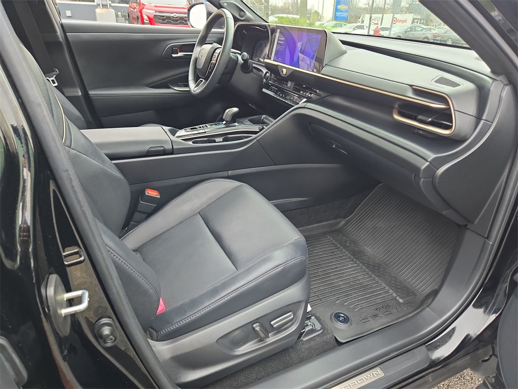 Vehicle image 25 of 32