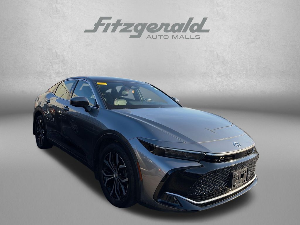 2023 Toyota Crown Limited Image 1 of 36