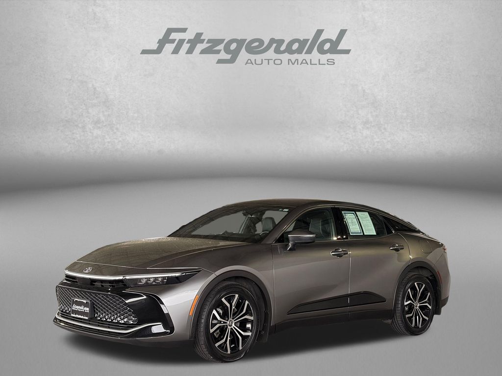 2023 Toyota Crown Limited Image 2 of 36