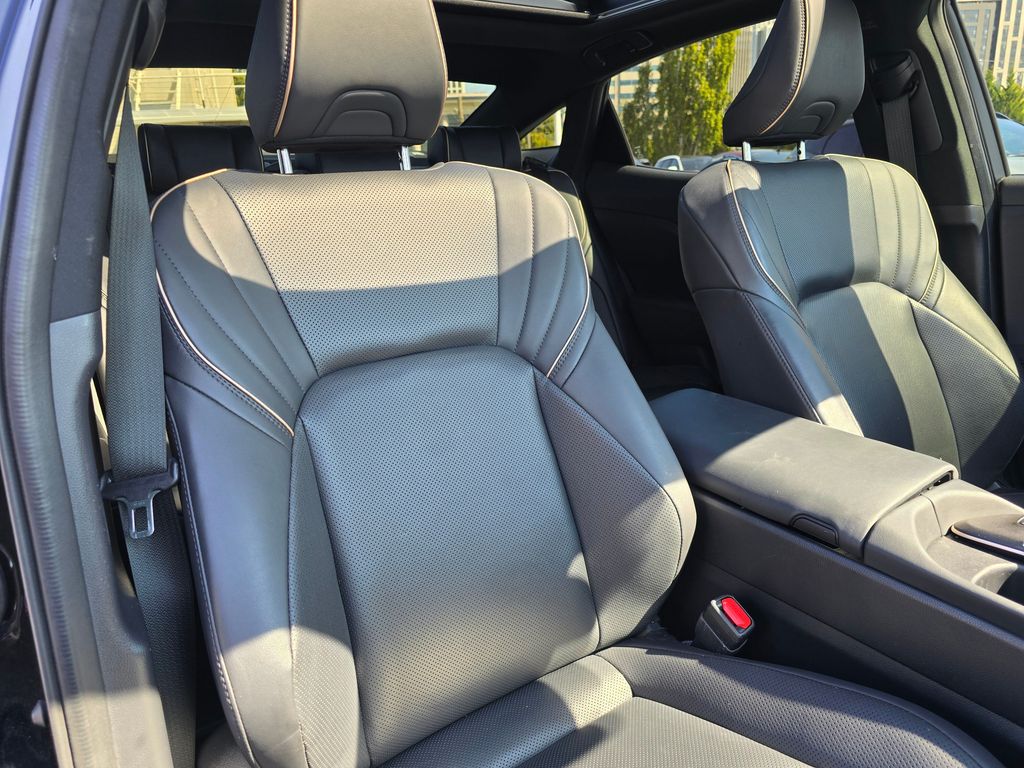 Vehicle image 11 of 31