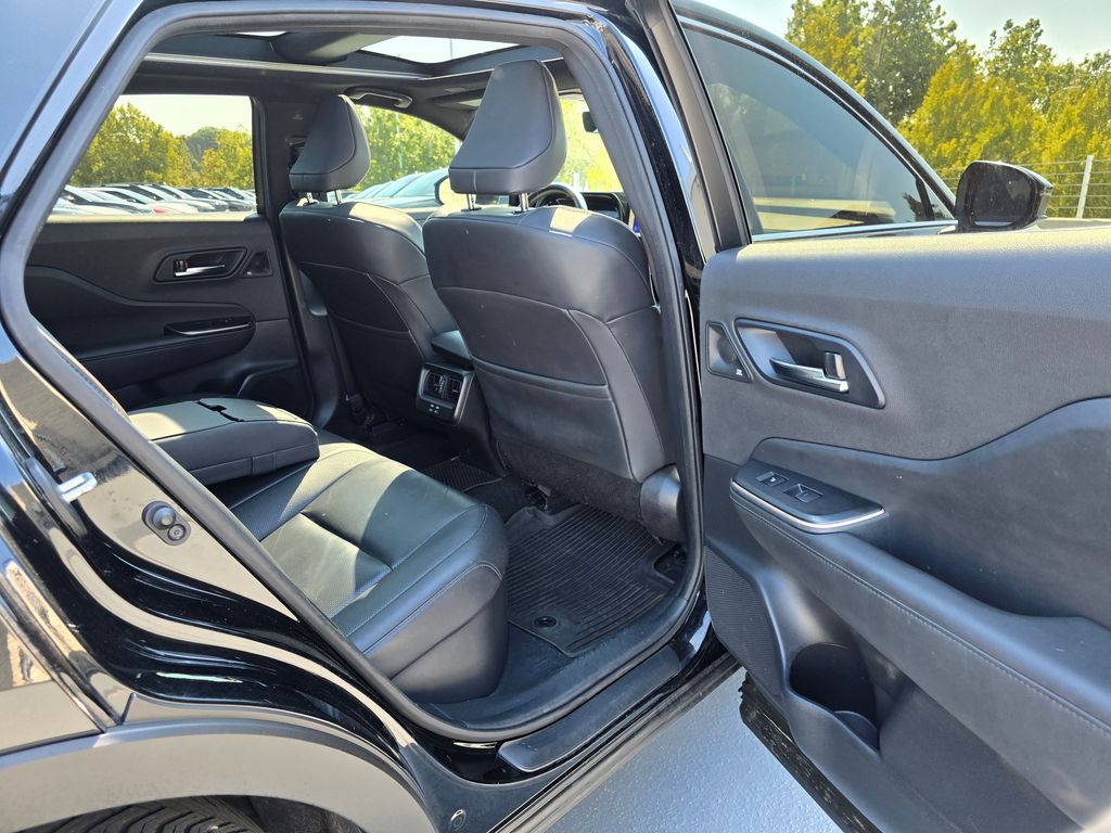 Vehicle image 17 of 31