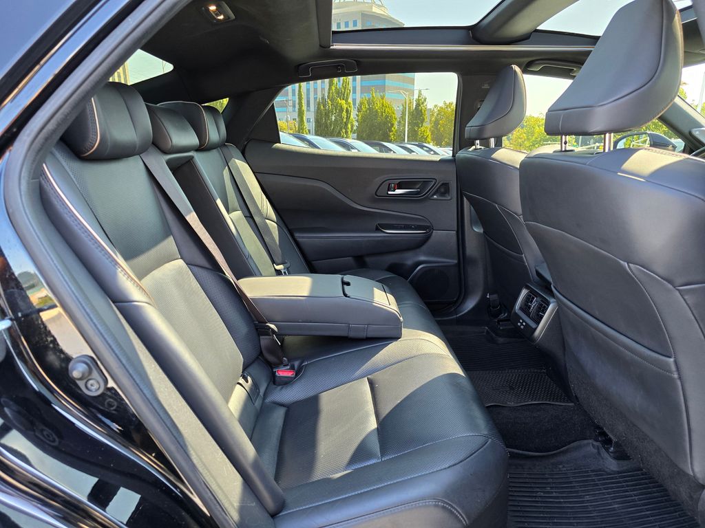 Vehicle image 14 of 31