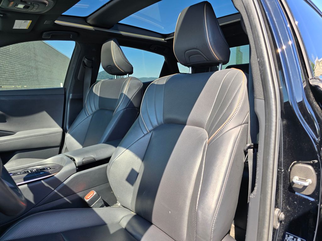 Vehicle image 12 of 31
