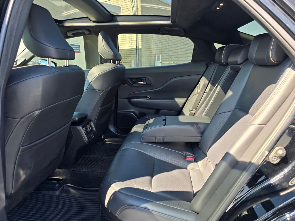 Vehicle image 16 of 31